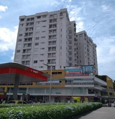 Vista frontal del Edificio Fontainebleau, un complejo de apartamentos modernos con locales comerciales en la parte baja.